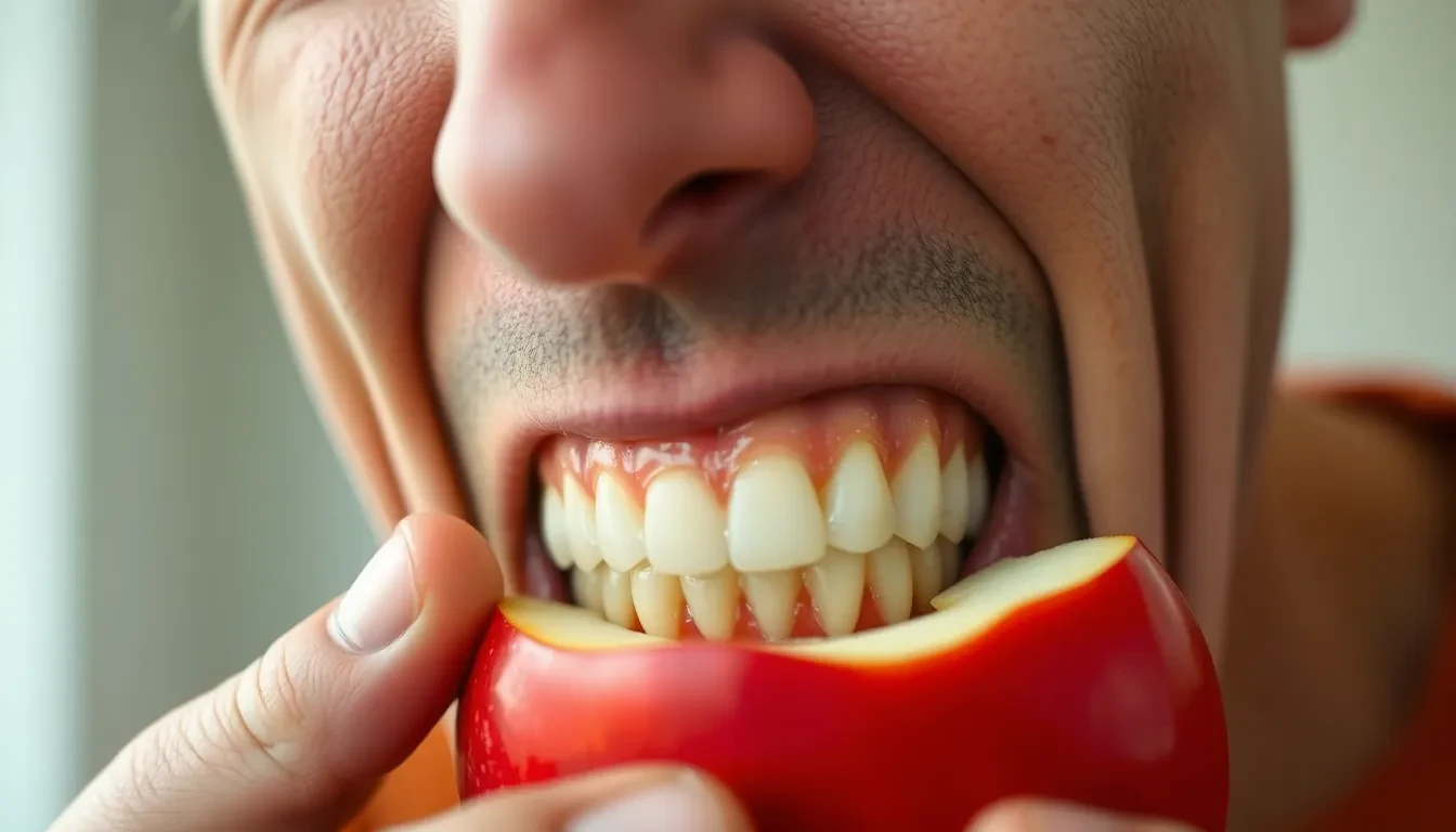 Person mit wackelnder Zahnprothese beim Essen