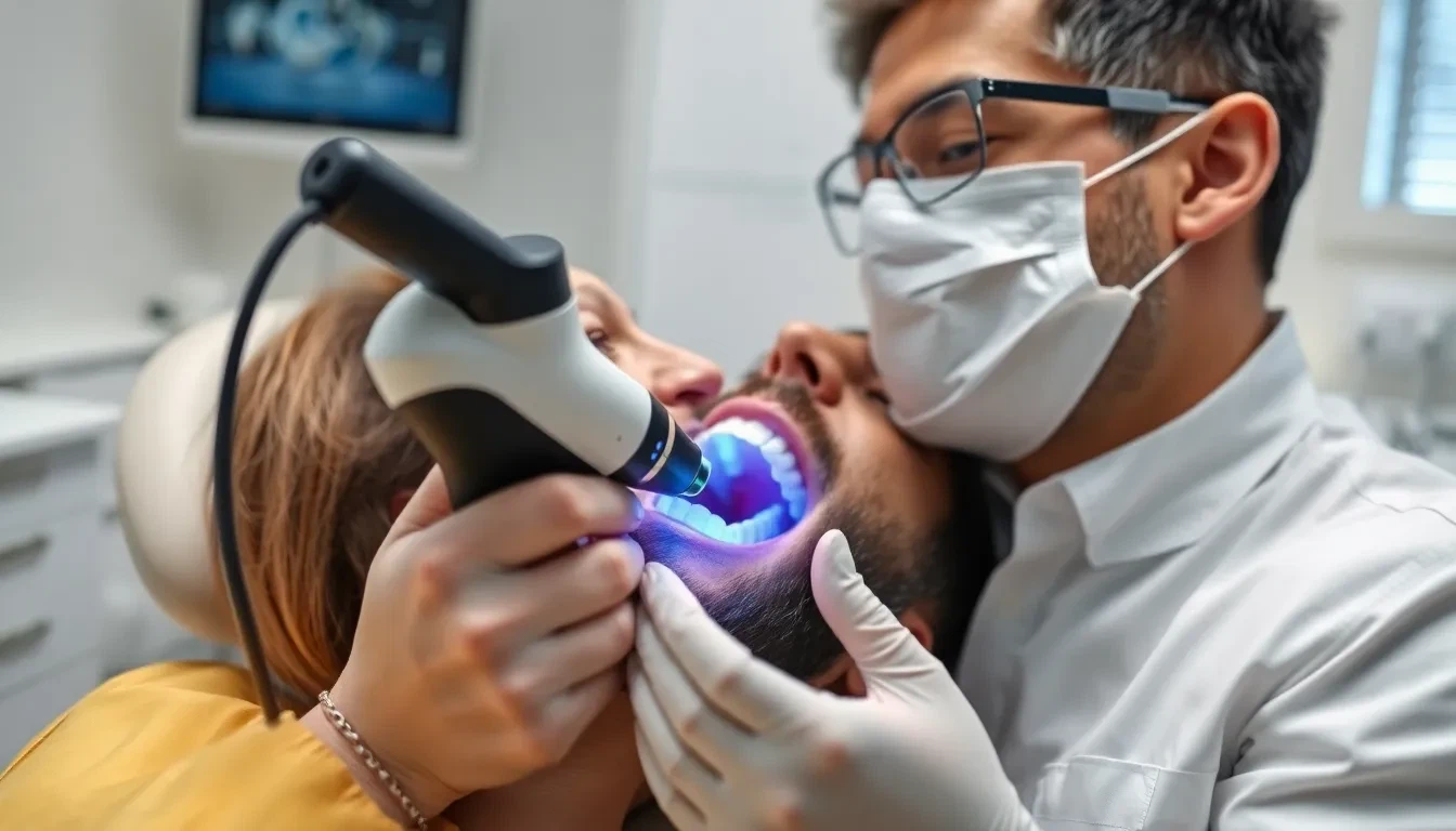 Zahnarzt scannt Zähne eines Patienten mit einem Intraoralscanner