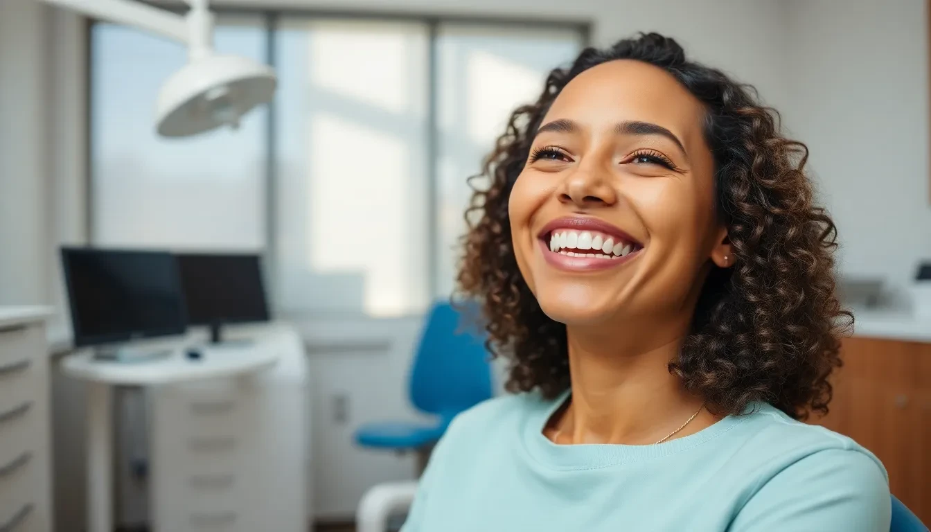 Glücklicher Patient mit gesundem Lächeln nach der Behandlung