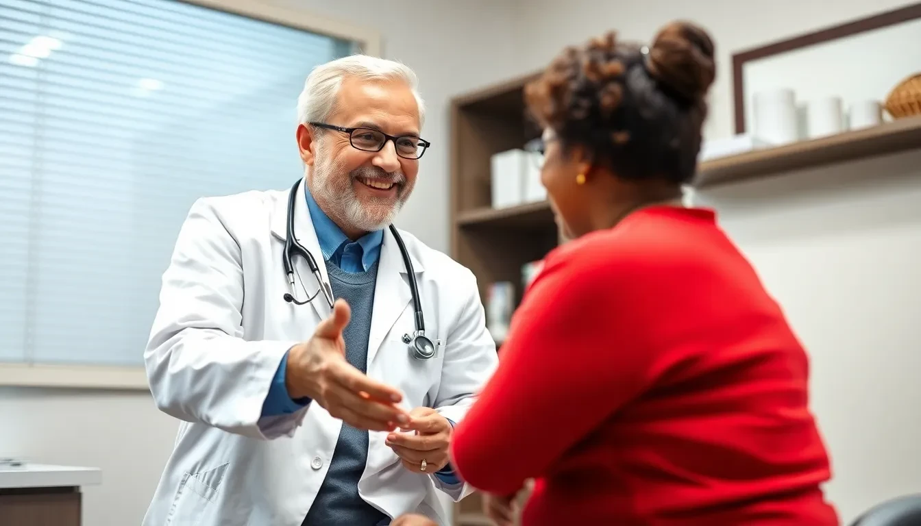 Arzt im Gespräch mit Patientin über Venenbehandlung