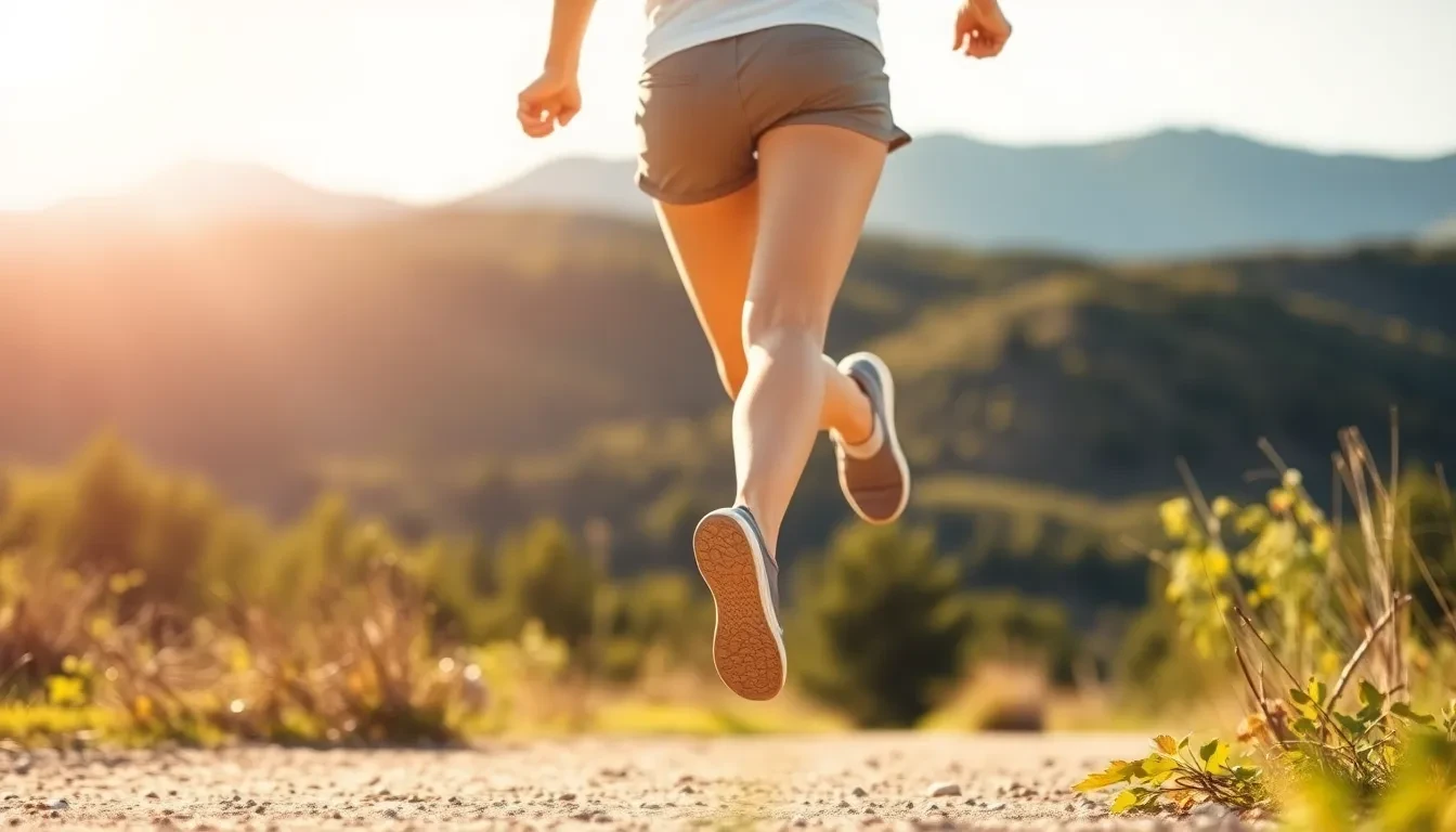 Glückliche Person mit gesunden Beinen beim Wandern in der Natur